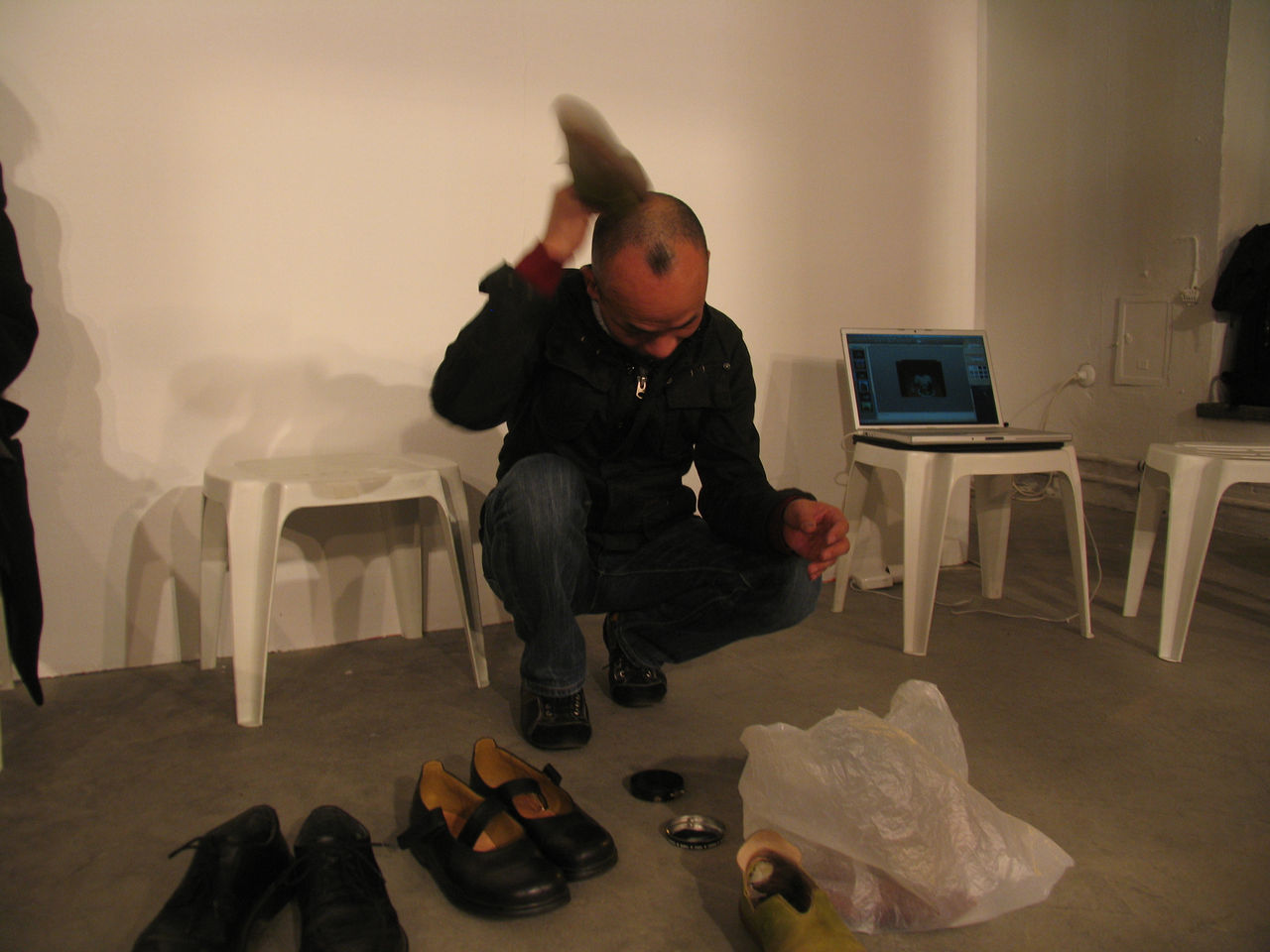Photographic documentation of RYLLEGA Berlin (Performance by Truong Tan, 16 September 2008)